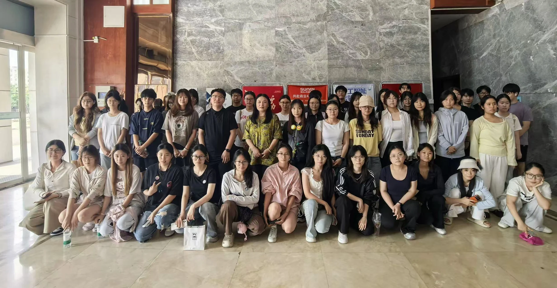 无界设计教育师生在室内大厅的集体合影,完整呈现全体人员。