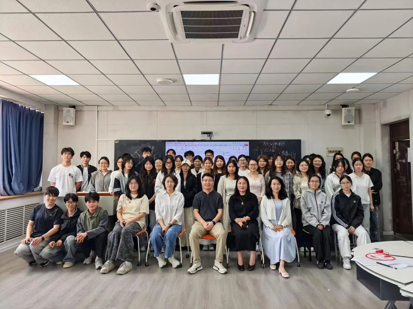 无界设计教育师生在教室里的集体合影。