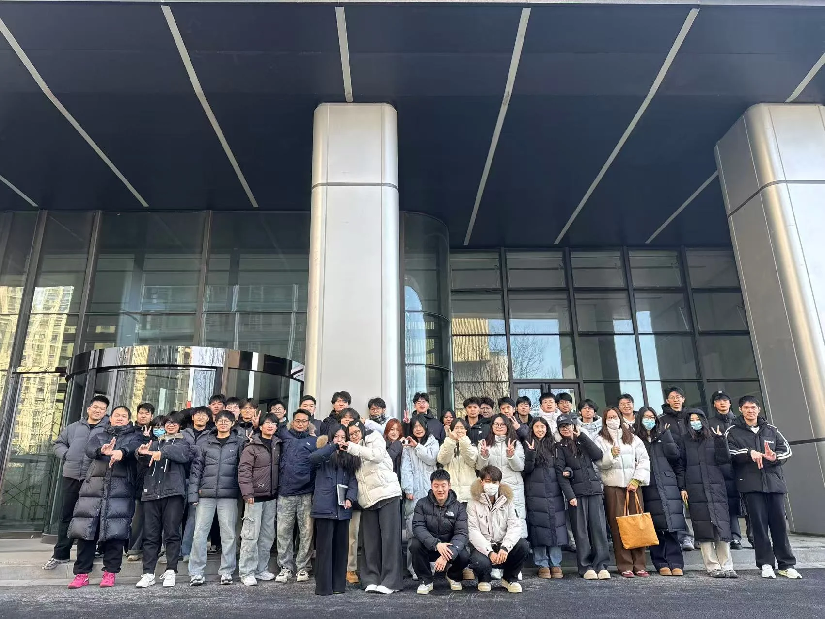 无界设计教育师生在建筑入口前的集体合影。