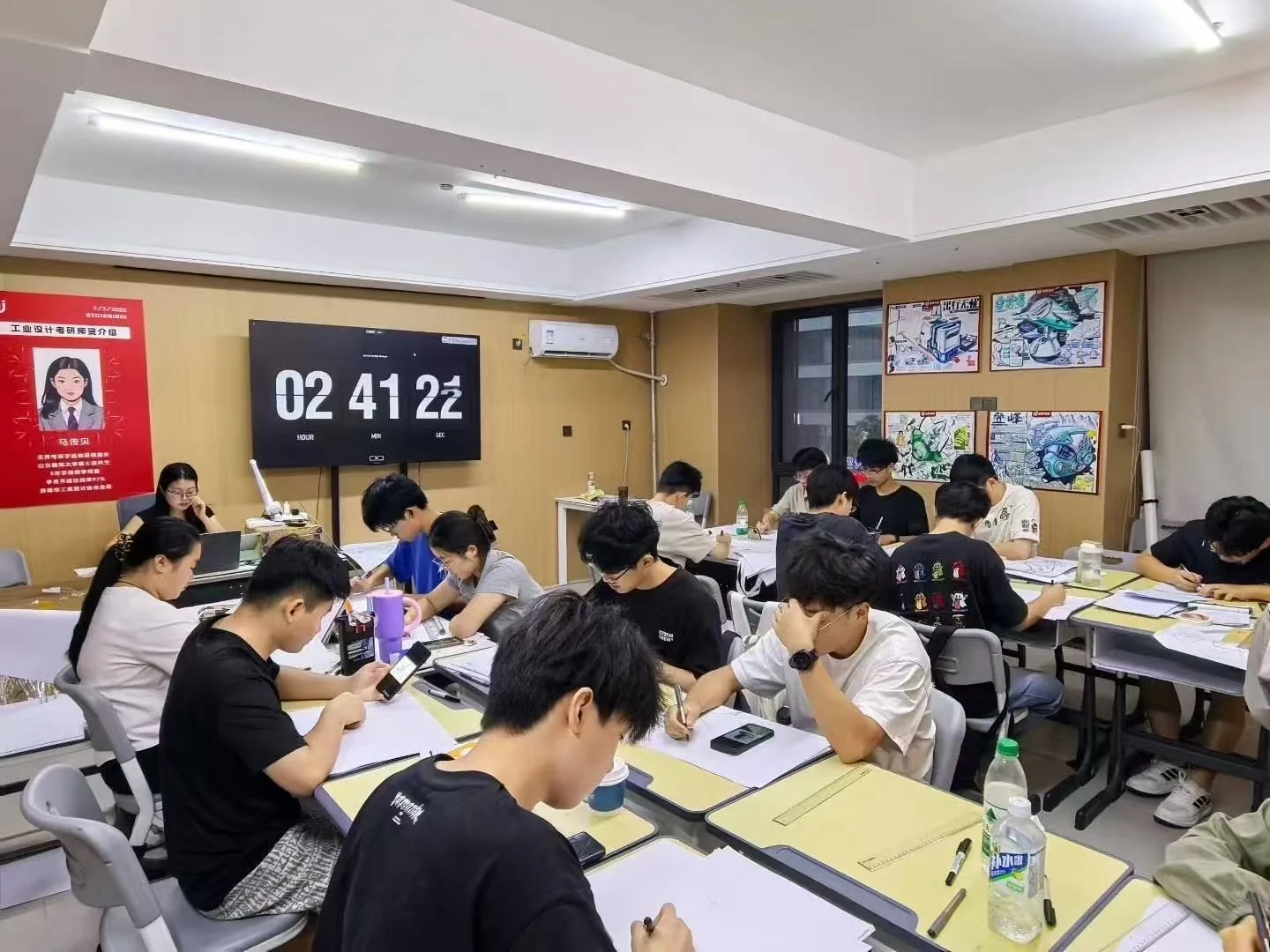 学员围坐在课桌旁，借助手绘工具和参考资料进行设计练习